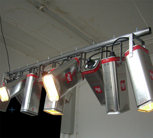 8017744 a8d28977c3 o Luminária com latas de café
