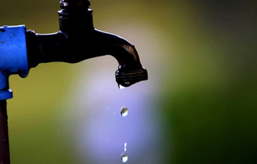 Falta de saneamento básico falta de agua saneamento 1 500x319 O descaso com o saneamento básico brasileiro