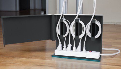 12_plug_hub 12 plug hub 500x285 26 ideias para organizar os cabos do escritório