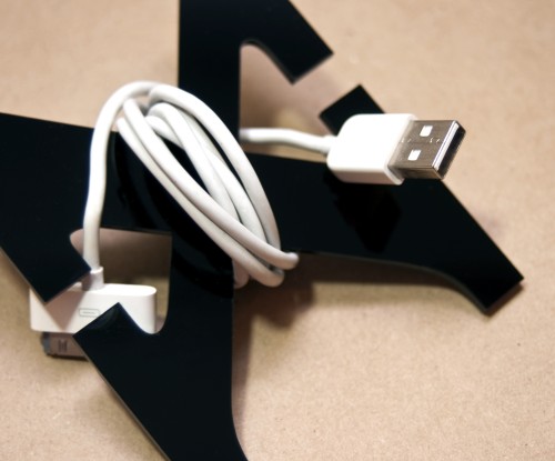 13_variable cable organizer 13 variable cable organizer 500x415 26 ideias para organizar os cabos do escritório